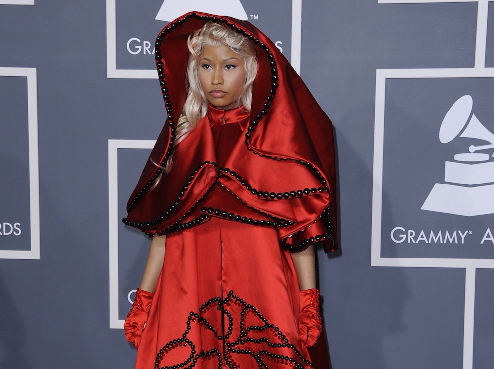 Suknię w stylu Czerwonego Kapturka zaprojektowała Donatella Versace