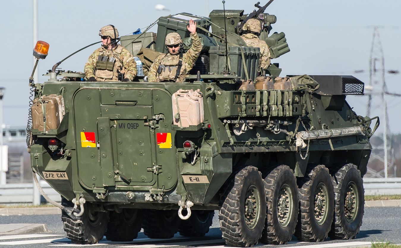 Decyzję o wysłaniu do Polski i państw bałtyckich czterech wielonarodowych batalionowych grup bojowych potwierdził szczyt NATO w Warszawie w lipcu 2016 r. W Polsce oddział zostanie rozmieszczony w Orzyszu (Warmińsko-Mazurskie) i pobliskim Bemowie Piskim. Trzonem batalionu w Polsce będzie ok. 800 żołnierzy z 70 kołowymi wozami opancerzonymi Stryker z amerykańskiego batalionu kawalerii pancernej, stacjonującego na co dzień w bawarskim Vilseck. Żołnierze z USA będą wspierani przez Brytyjczyków, Rumunów i Chorwatów.