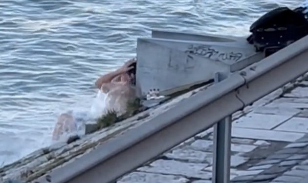 A Gellért fürdő kifolyójában pancsolt egy szemérmetlen flótás - videón a Duna-parti termál lubickolás