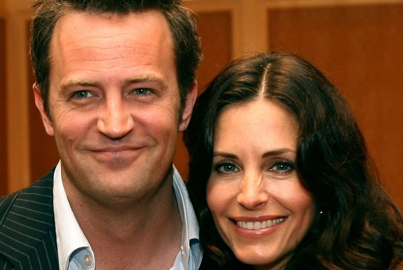Courteney Cox kedvenc közös jelenetükkel és egy szívszaggató üzenettel búcsúzott Matthew Perrytől: „Hálás vagyok minden pillanatért, amit veled tölthettem”