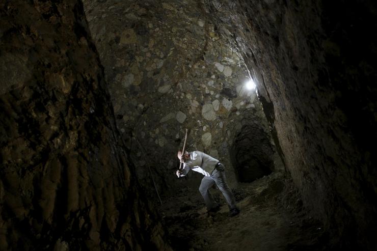 Житель Коста-рики за 12 лет создал подземную крепость в скалах