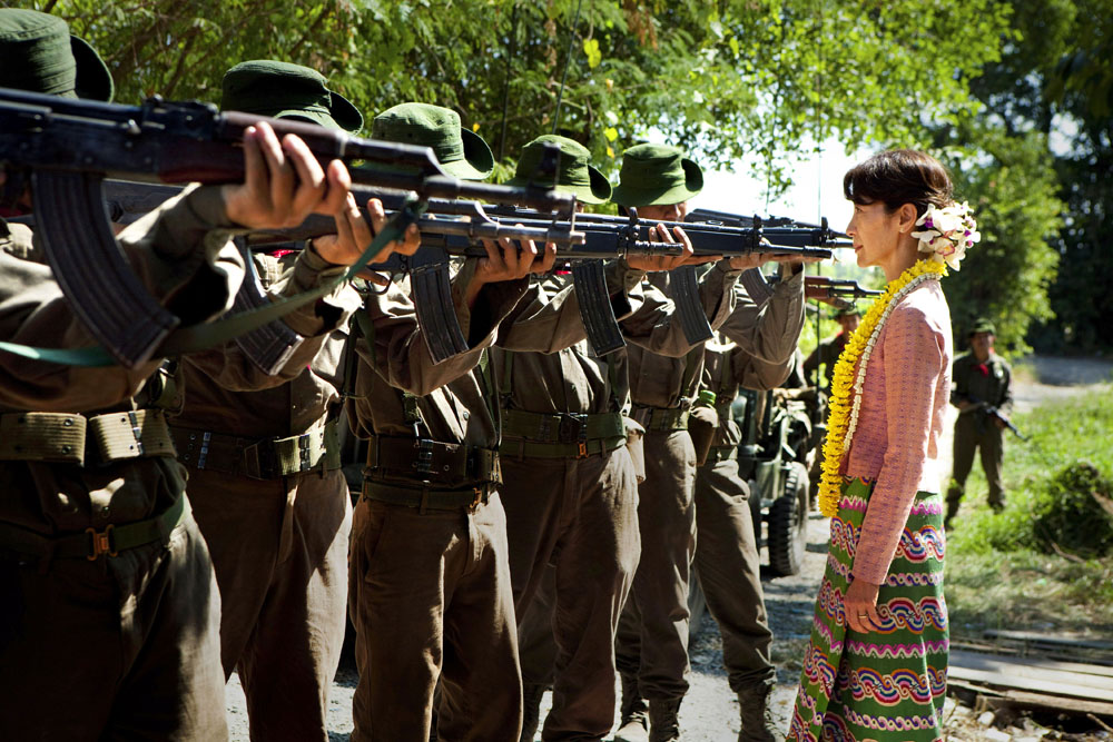 Od 1989 do 1995 roku Aung San Suu Kyi przebywała w areszcie domowym. W tym czasie w 1991 roku otrzymała Pokojową Nagrodę Nobla oraz Nagrodę im. Sacharowa, którą przyznaje Parlament Europejski bojownikom o prawa człowieka