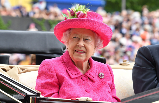 Erzsébet királynő a Royal Ascot derbin