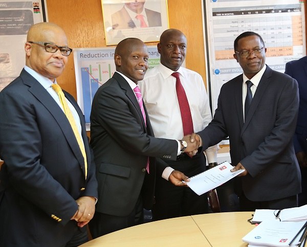 Energy CS Charles Keter (second right) with Kenya Pipeline Company (KPC) officials during a past event