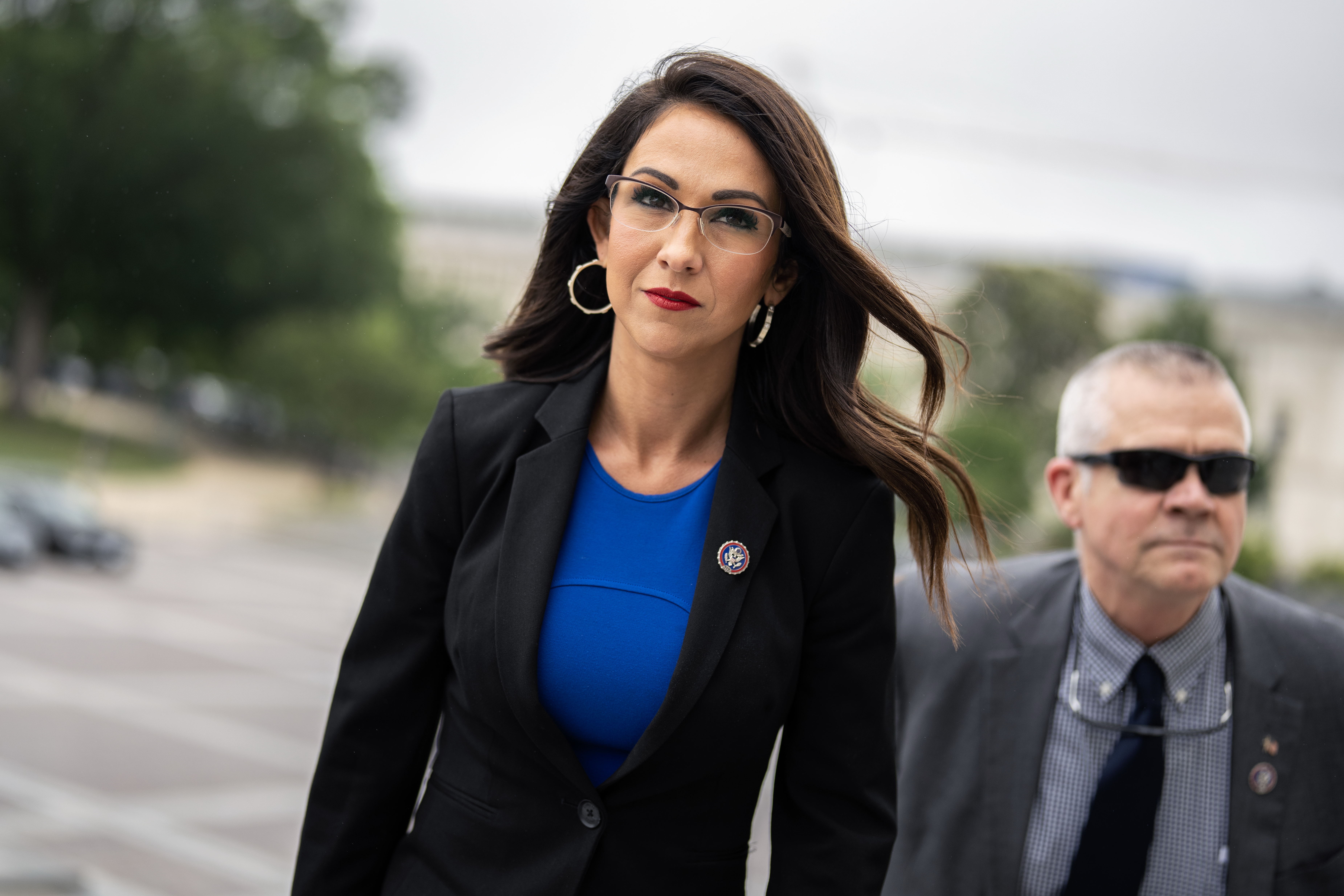 Vállalhatatlan viselkedése miatt előadás közben dobták ki a színházból a politikust: dohányzott, kísérője lába között nyúlkált, mindent felvett a kamera