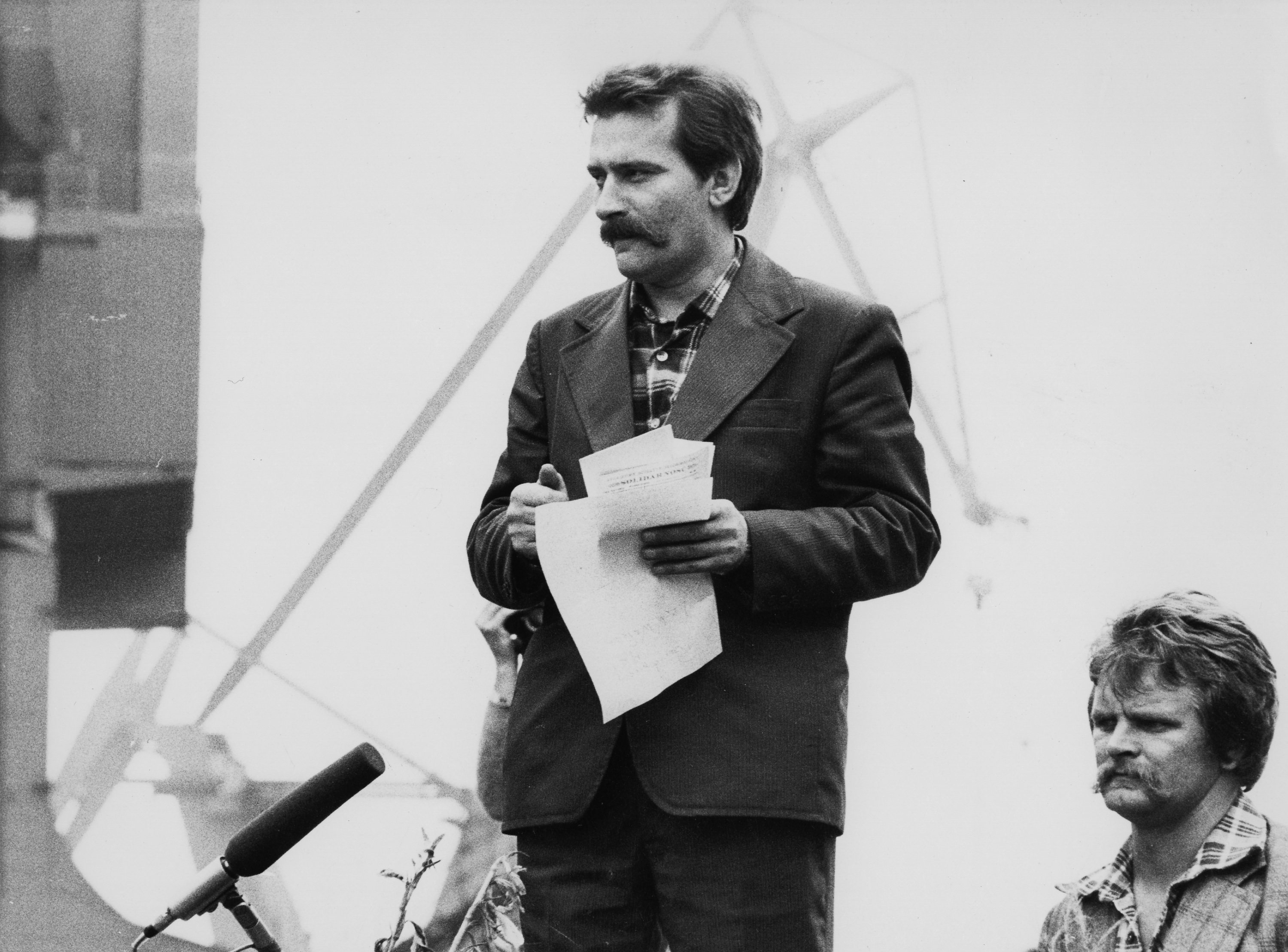 Wałęsa urodził się 29 września 1943 r. w Popowie koło Lipna. Wychowywał się w wielodzietnej, wiejskiej rodzinie. Ukończył zasadniczą szkołę mechanizacji rolnictwa i w latach 1961-67, z przerwą na służbę wojskową, pracował jako elektromechanik samochodowy