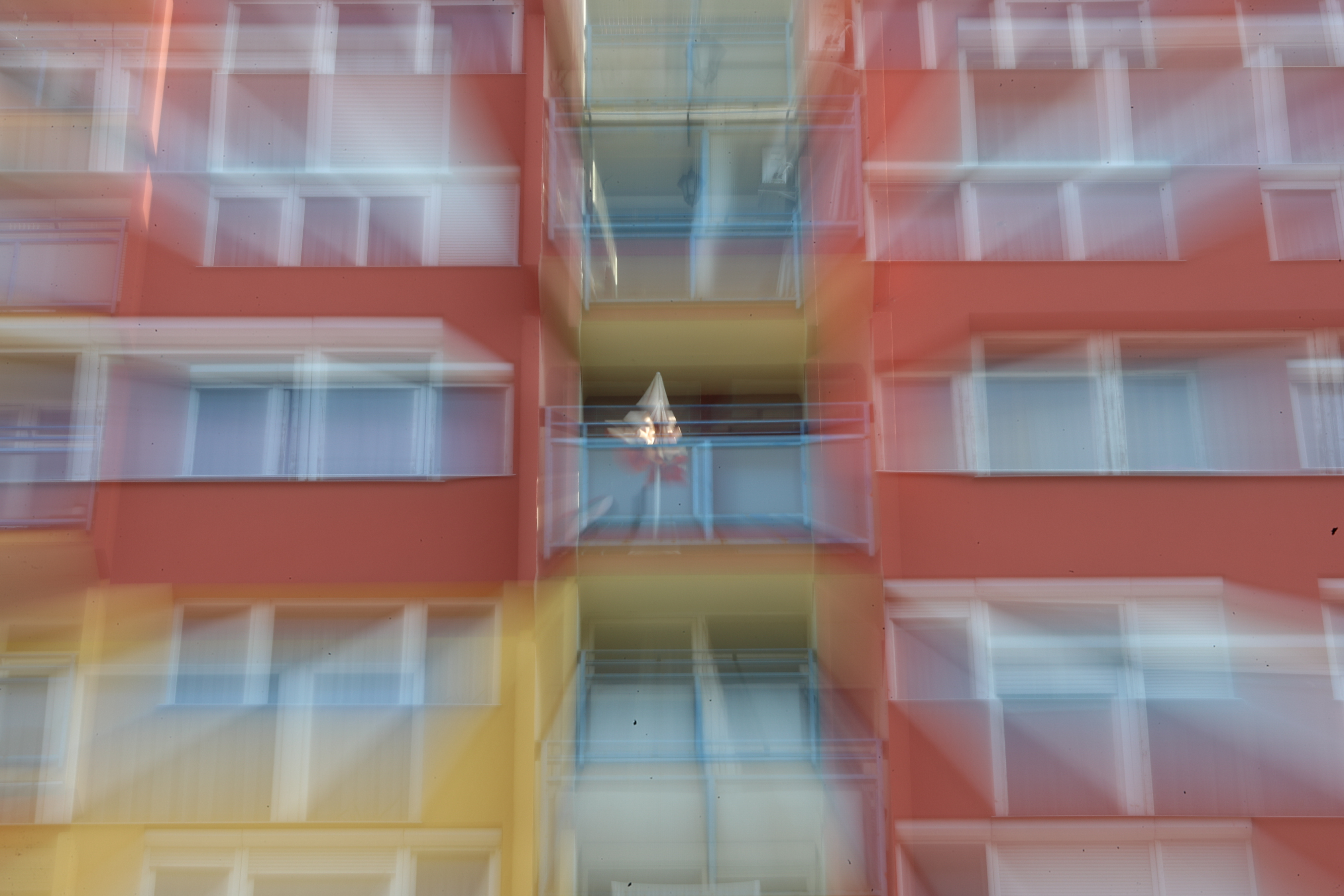 Órákig lógott a budapesti emeletes társasház oldalán kábszi kapitány, hátha tetten éri a barátnőjét egy másik férfival