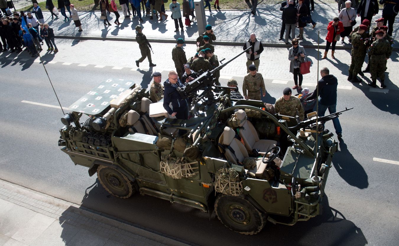 Imprezie zorganizowanej w okolicach parku św. Jana Pawła II towarzyszyły pokazy m.in. historycznych grup rekonstrukcyjnych, wystawy oraz występy artystyczne. W pobliskim amfiteatrze wystąpiła orkiestra reprezentacyjna Wojska Polskiego z Torunia, artyści z klubu garnizonowego 25. Brygady Kawalerii Powietrznej oraz zespoły i soliści reprezentujący Piotrków Trybunalski.