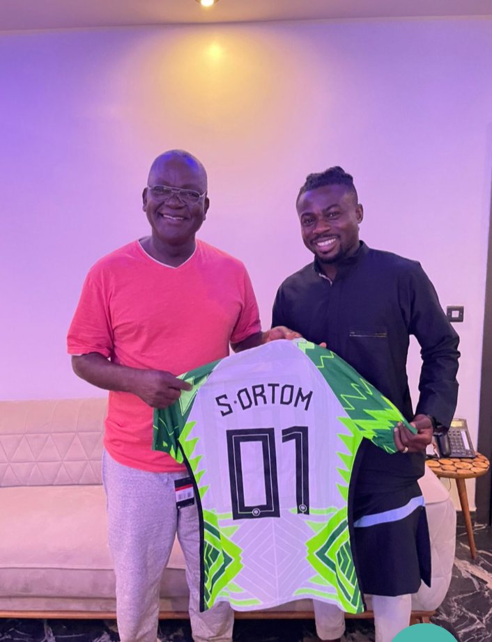 Osimhen shows off style, Moses Simon gifts Benue State governor Super Eagles jersey