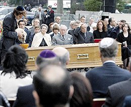 Jonasz Mojżesz Lustiger, stryjeczny prawnuk kardynała, wysypuje do misy stojącej na trumnie ziemię zebraną na Górze Oliwnej i w klasztorze koło Jerycha.<br />Paryż, piątek 10 sierpnia 2007 r. / Fot. AP – Agencja Gazeta