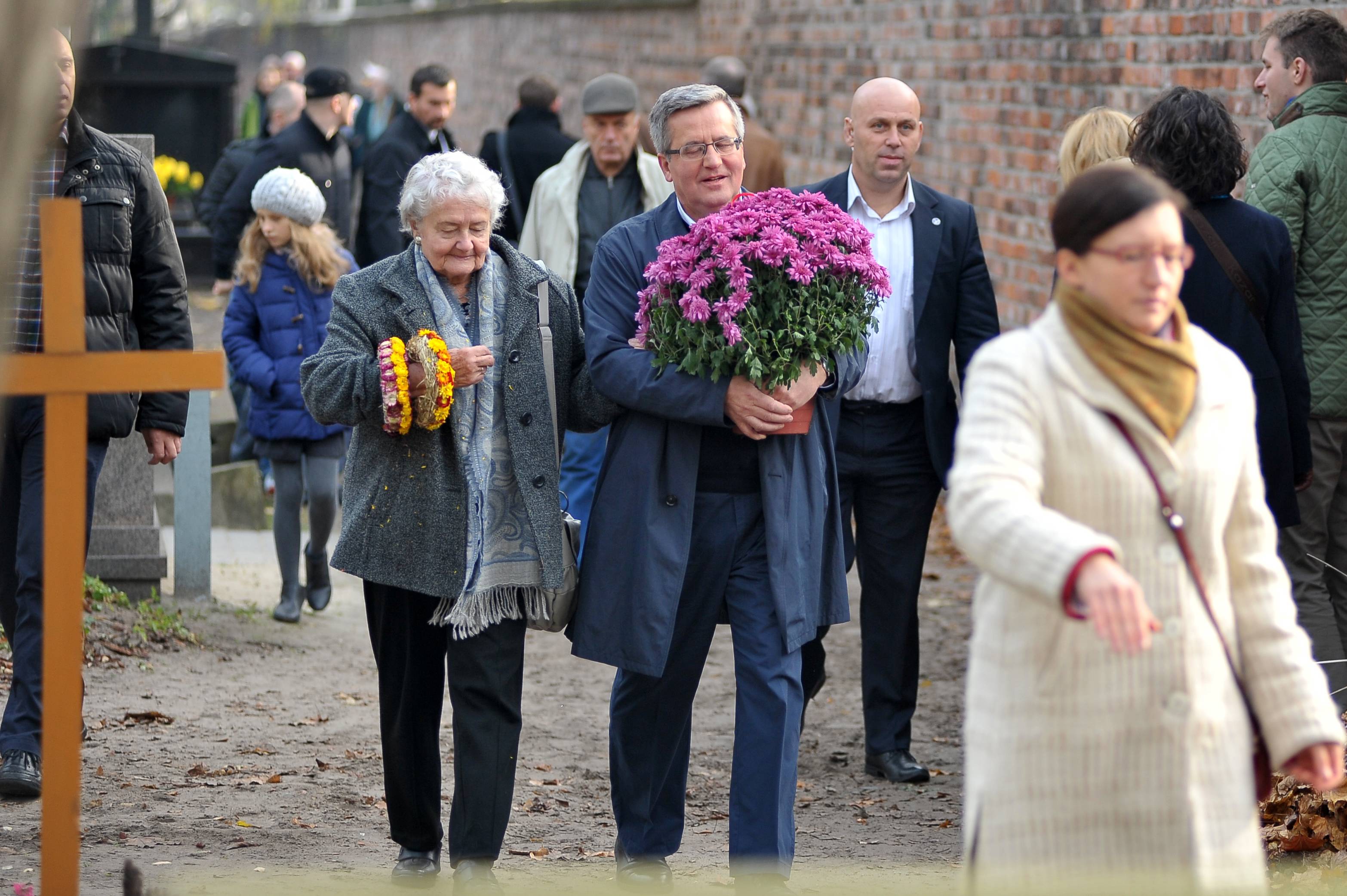 Bronisław Komorowski z mamą na Powązkach