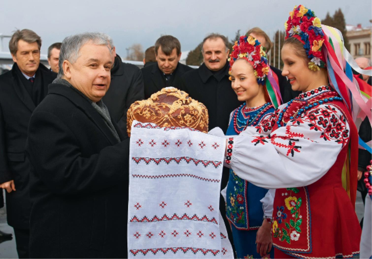 Za udział w rocznicowej uroczystości w Hucie Pieniackiej, wsi na Ukrainie, gdzie w 1944 r. zamordowano kilkuset Polaków, prezydenta Lecha Kaczyńskiego spotkała krytyka. Lwów, 28 lutego 2009 r.