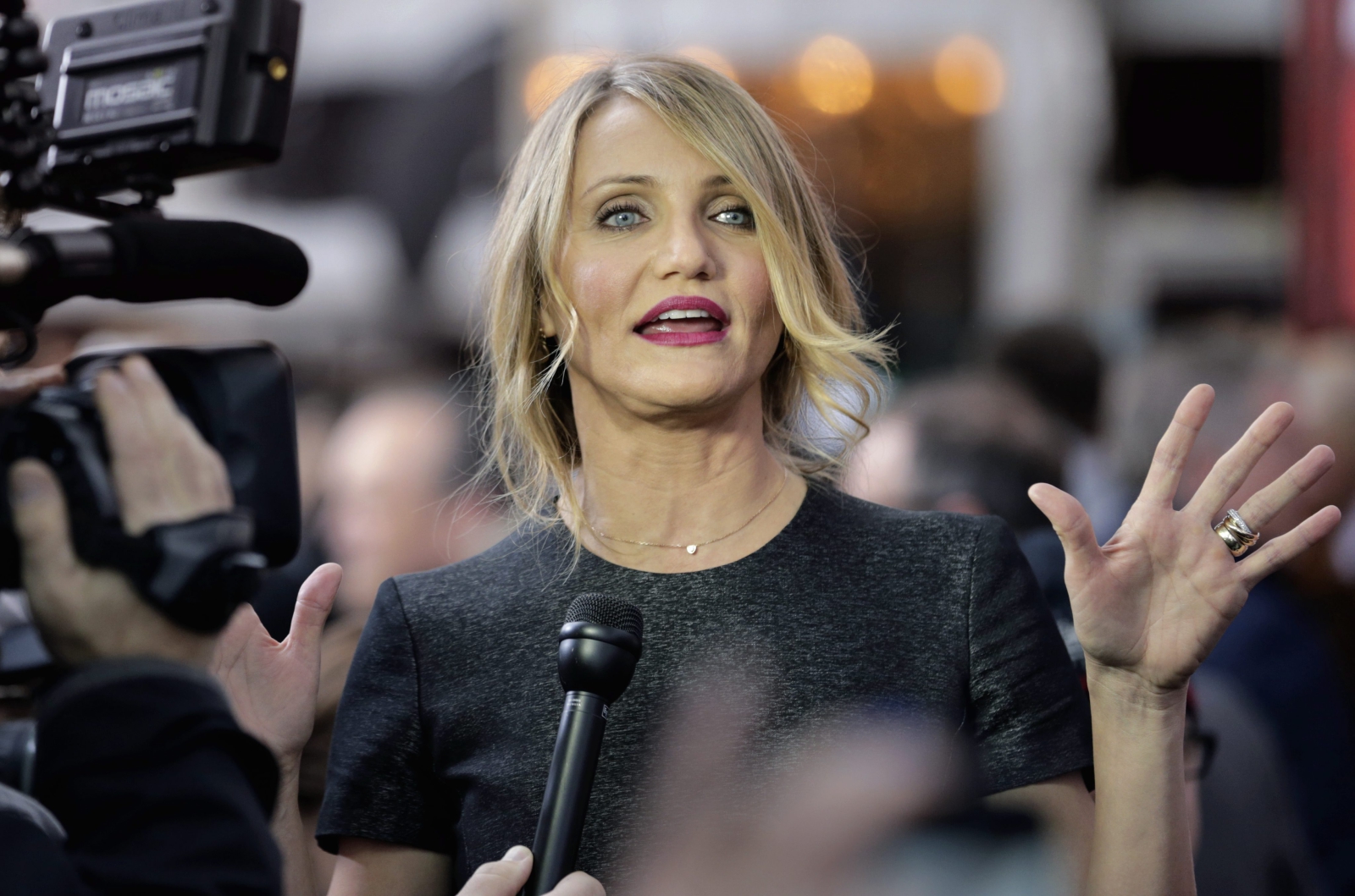 Bohaterką obrazu jest osierocona dziewczynka Annie (Quvenzhané Wallis) wychowująca się w domu zastępczym prowadzonym przez niezbyt miłą pannę Hannigan (Cameron Diaz). Pewnego dnia zostaje wybrana, aby spędzić trochę czasu w rezydencji bogacza Benjamina Stacksa (Jamie Foxx), który ubiega się o fotel burmistrza. Benjamin, który do tej pory był oschły i zimy przy dziewczynce się zmienia. Postanawia pomóc Annie w odnalezieniu zaginionej rodziny