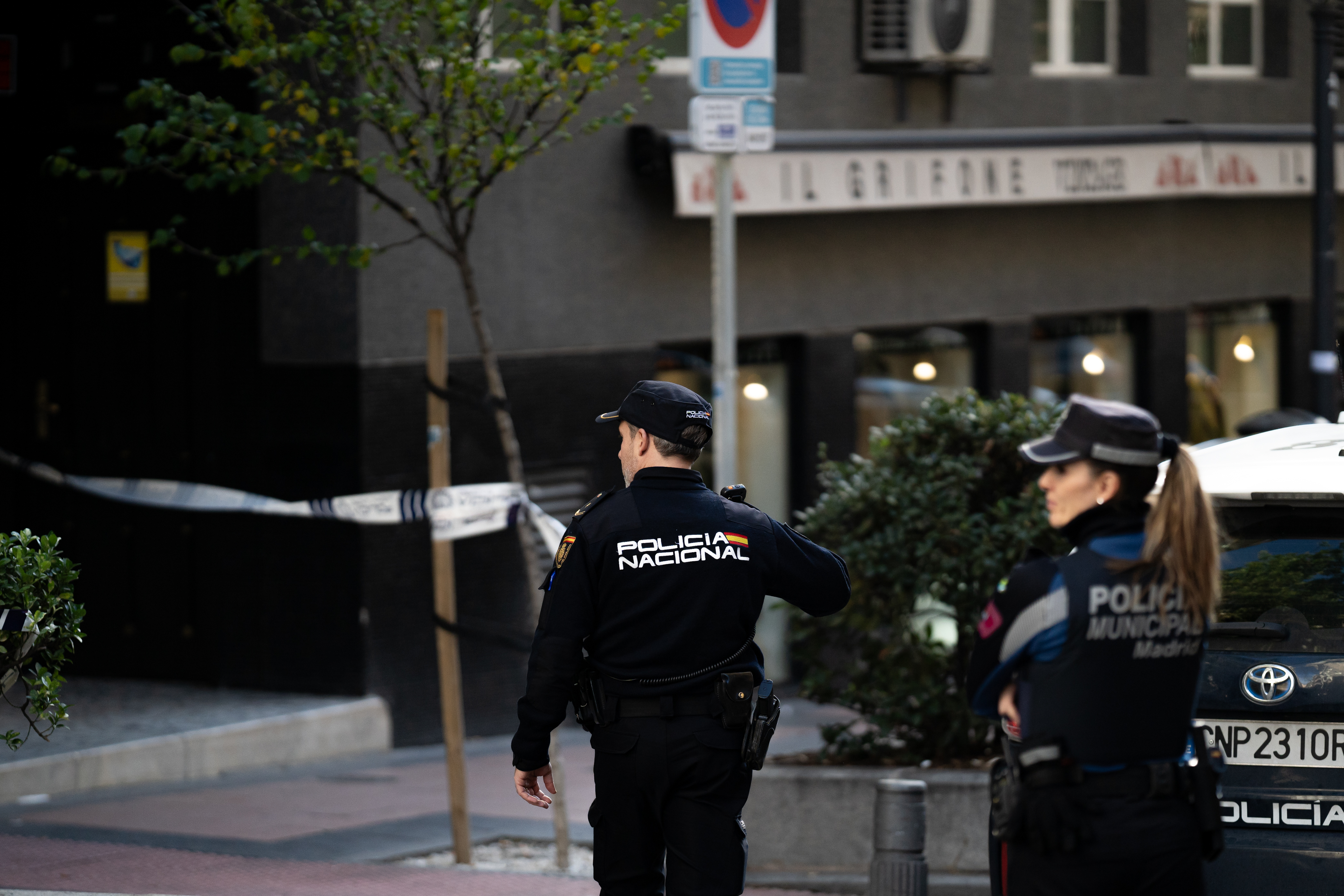 Az otthona előtt, a nyílt utcán arcon lőttek egy ismert politikust Madridban