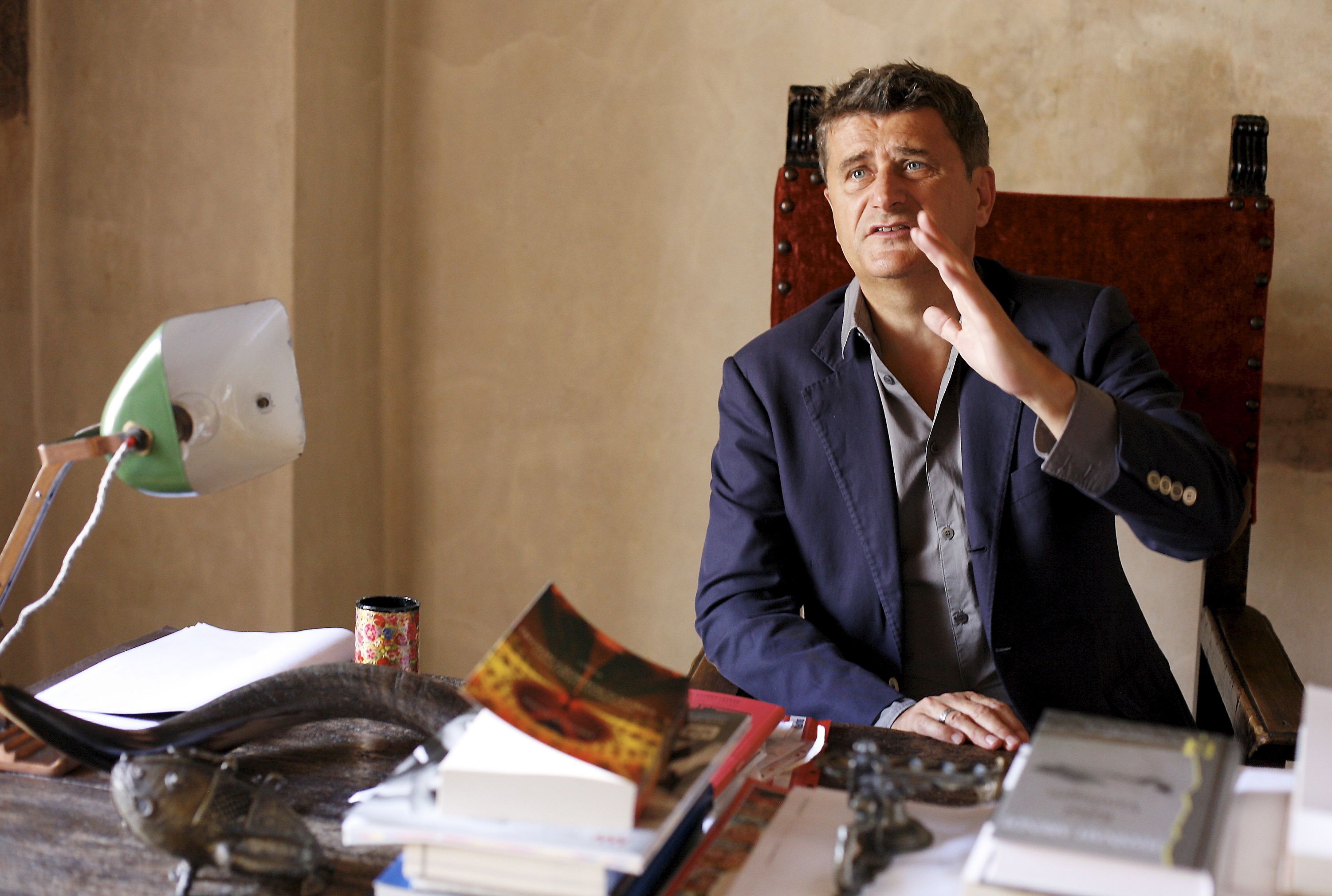 W jednej z dawnych cel mansjonarzy - z widokiem na plac Po Farze - Janusz Palikot urządził gabinet. Można tam znaleźć, obok biurka m.in. ząb narwala, morskiego ssaka, którego odławiano kiedyś ze względu na cenny kieł