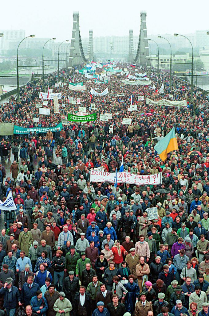 Manifestacja demokratycznej opozycji na Moście Krymskim w Moskwie, 1990 r. 