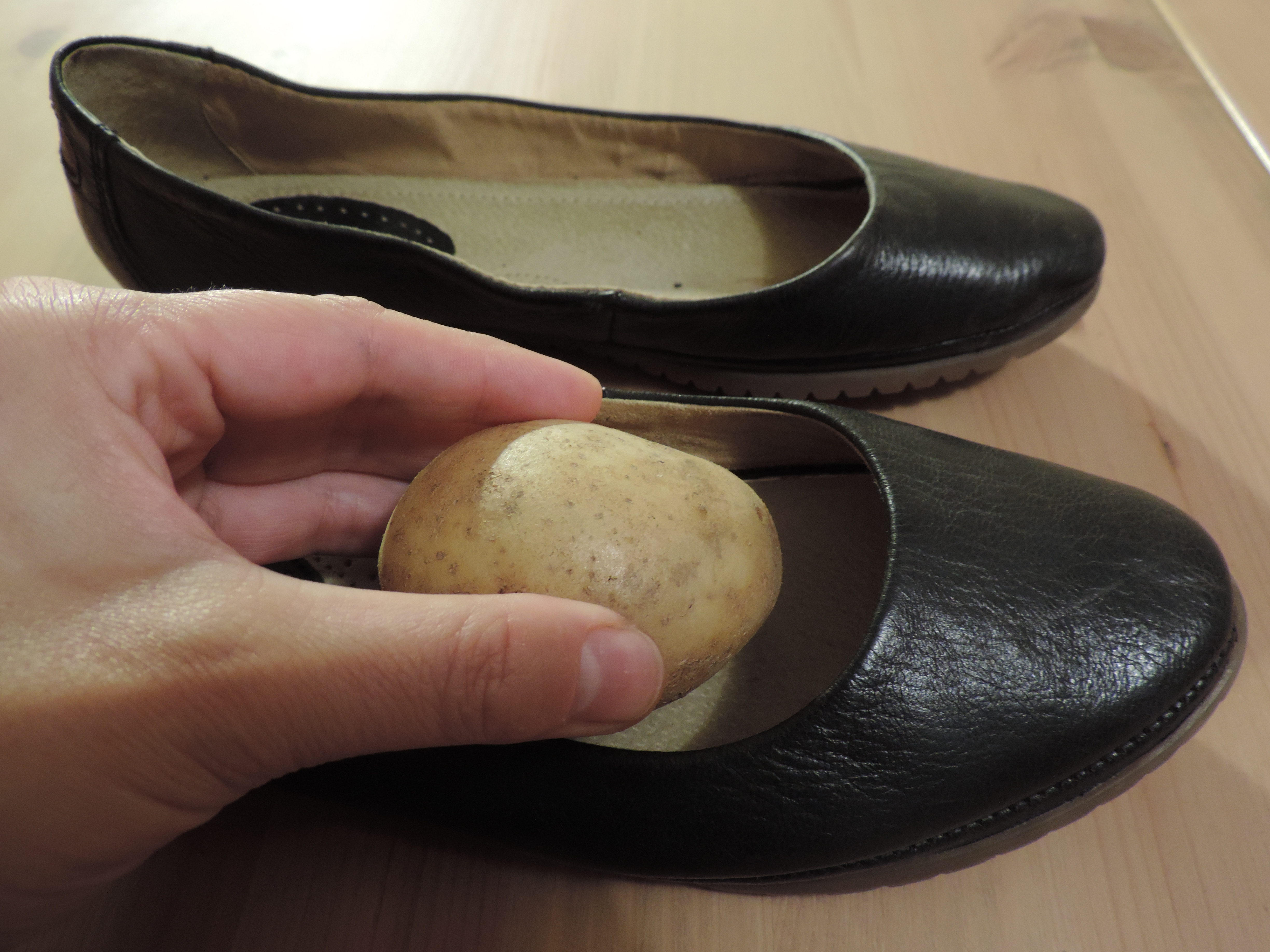 Włóż obrane ziemniaki do skórzanych butów i zostaw na noc. Świetny patent,  który warto znać - Moda