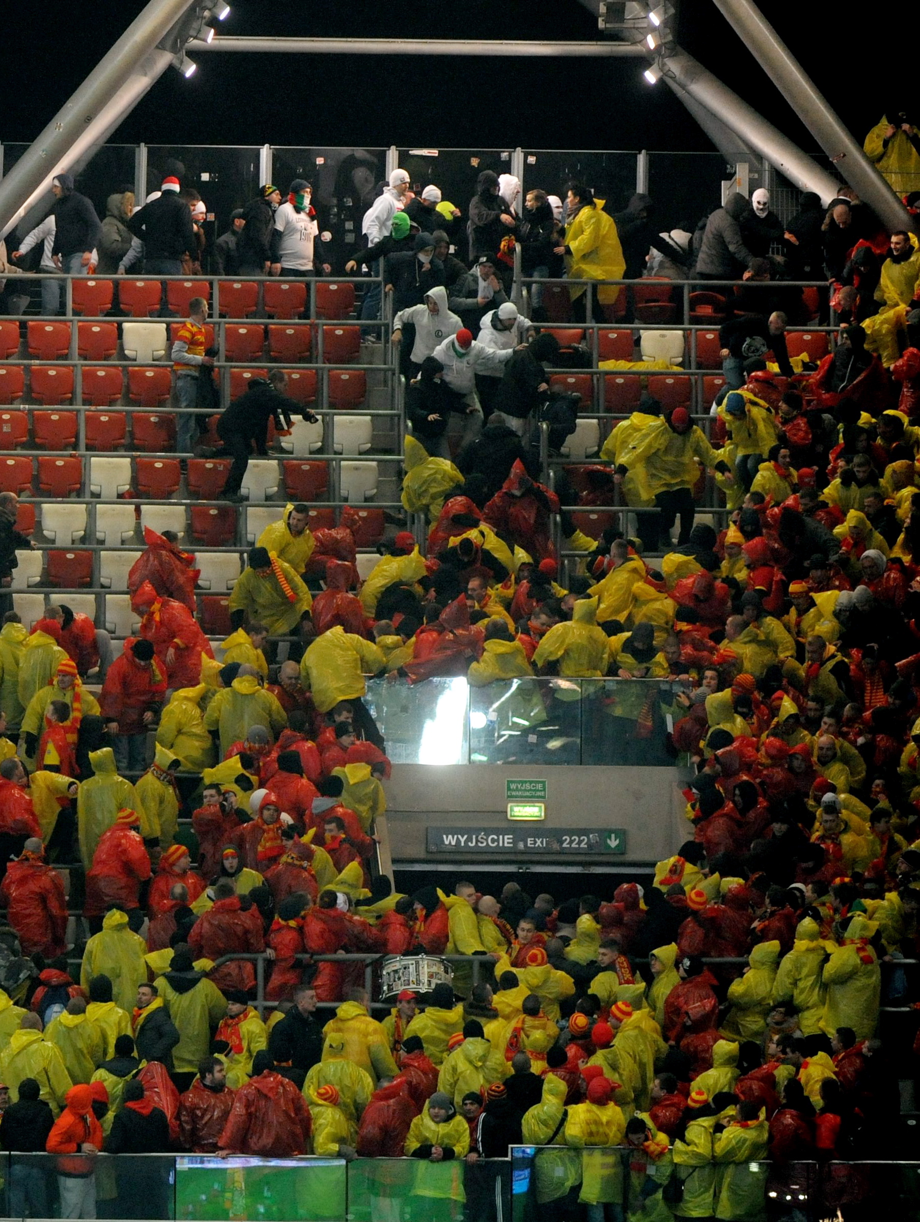 Bandyci na stadionie Legii pobili kibiców Jagiellonii