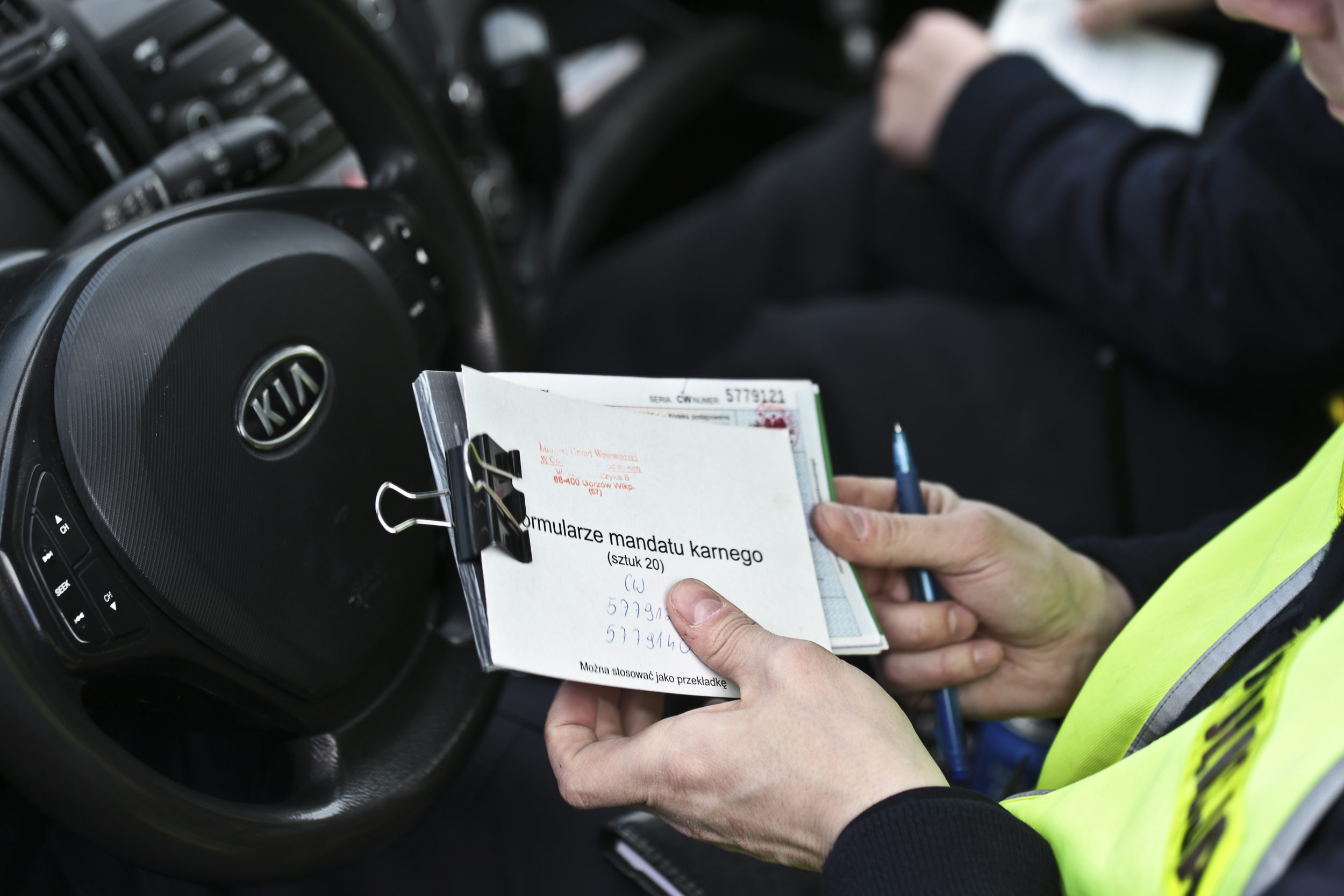 Przepisy określają, że w tunelu odległość między samochodami np. stojącymi w korku nie może być mniejsza niż 5 metrów. Także jadąc wolno należy trzymać się przynajmniej 5 metrów od zderzaka auta przed nami. Kara za złamanie tego przepisu to 100 zł i jeden punkt karny.