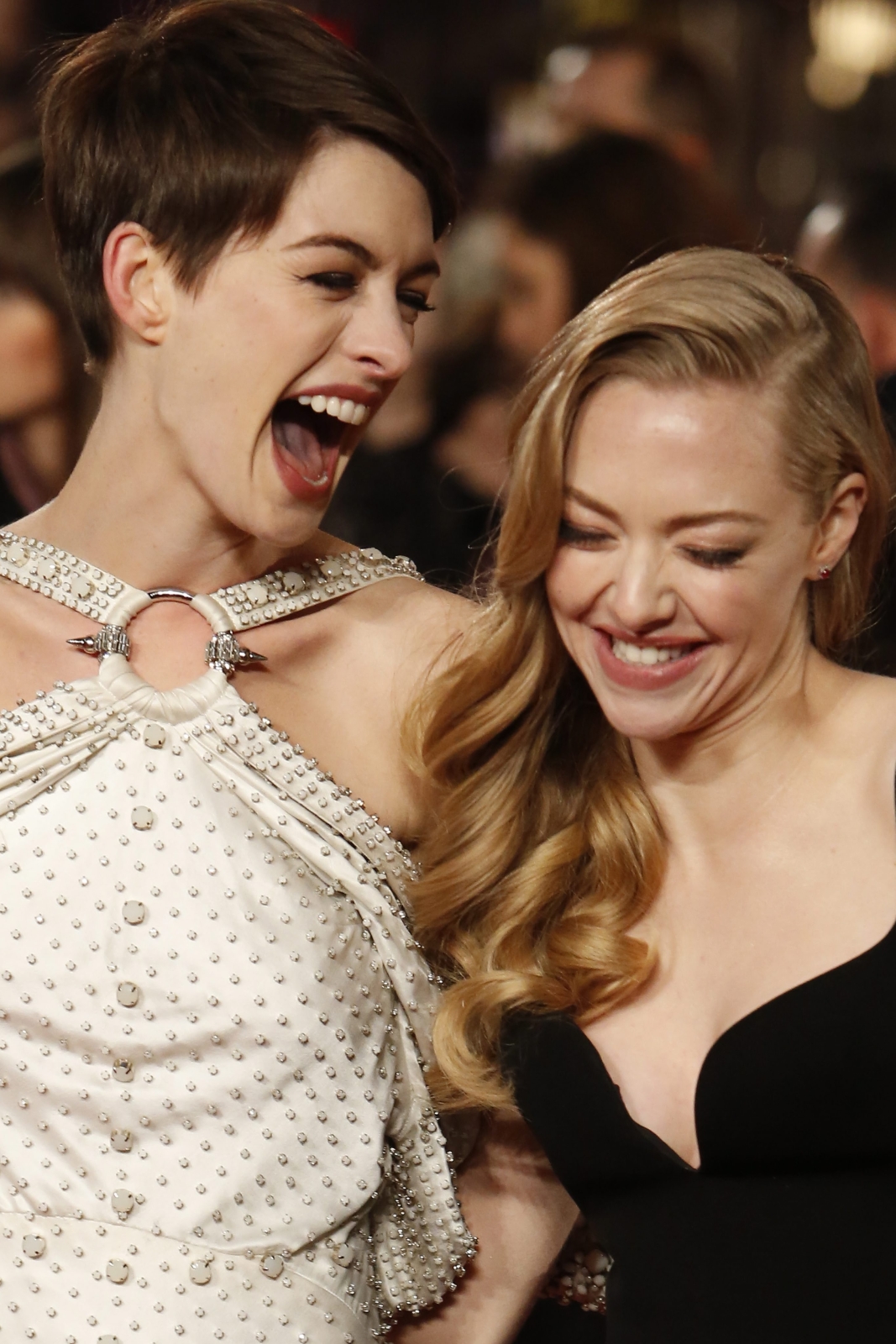 Amanda Seyfried i Anne Hathaway na premierze