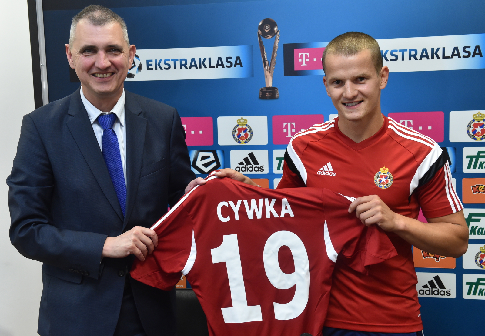 Prezes Wisły Kraków Robert Gaszyński (L) i nowy piłkarz drużyny Tomasz Cywka (P) podczas konferencji prasowej w ośrodku szkoleniowo - treningowym Białej Gwiazdy w Myślenicach