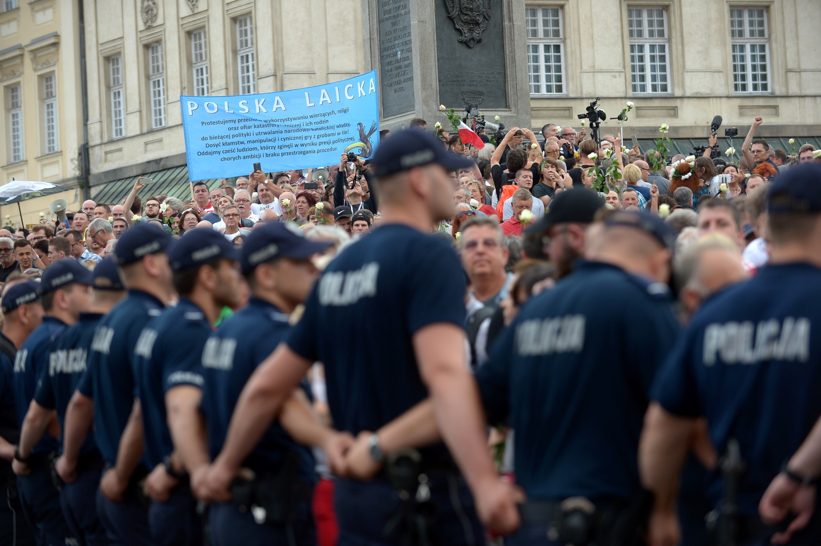 Kordon policji odgradzający uczestników kontrmanifestacji na pl. Zamkowym