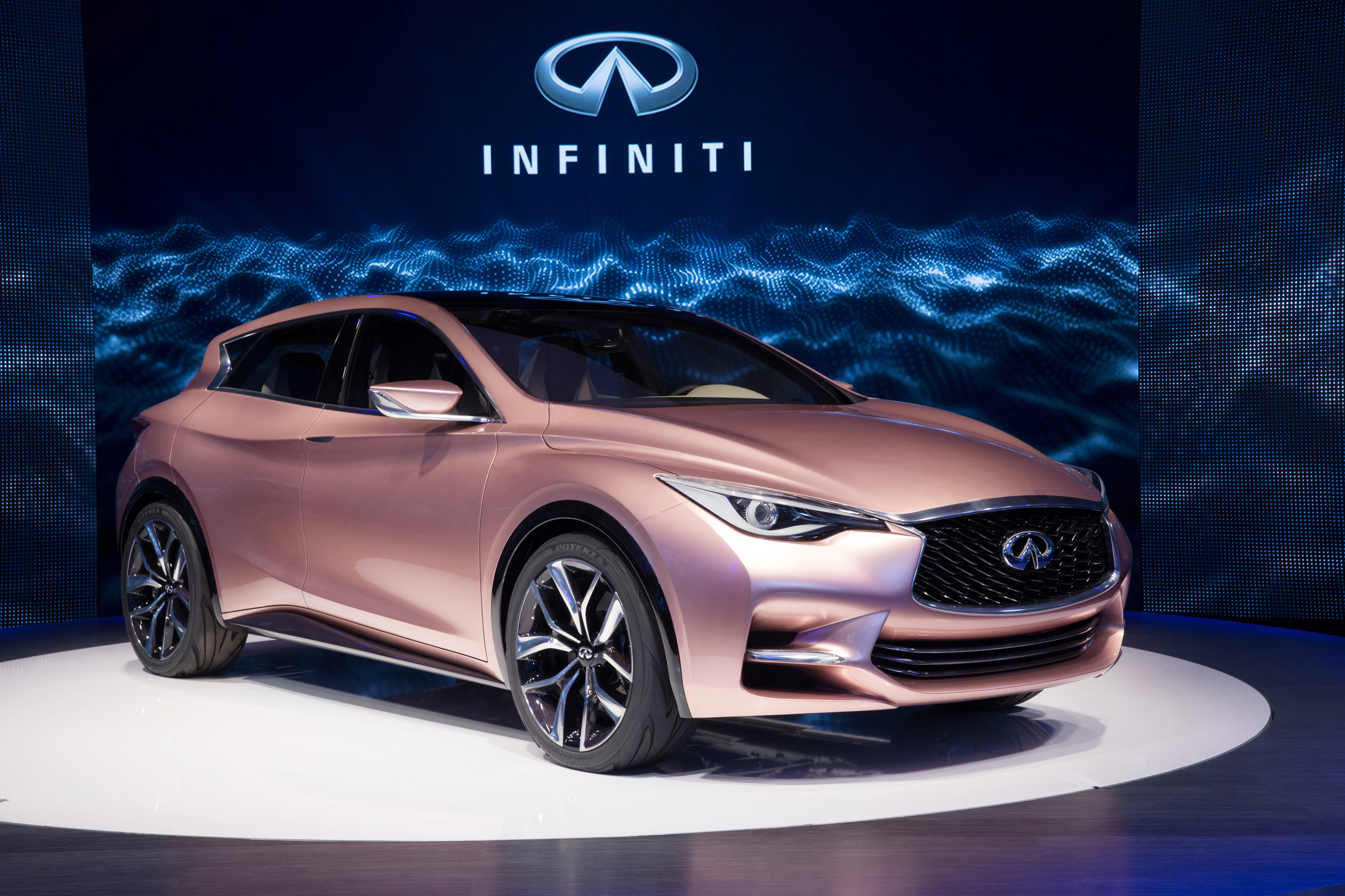 Jak mówią twórcy infiniti Q30 Concept wymyka się spod szablonu - to nie jest coupe, nie jest to też hatchback i nie jest to tez crossover (auto do wszystkiego i do niczego). W opinii konstruktorów ich prototyp to połączenie tych trzech rodzajów aut. Coś w rodzaju kuchni fusion ale w motoryzacji…