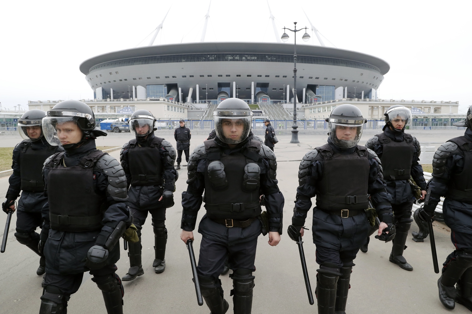 Rosyjska policja ćwiczy przed mundialem walkę z piłkarskimi chuliganami