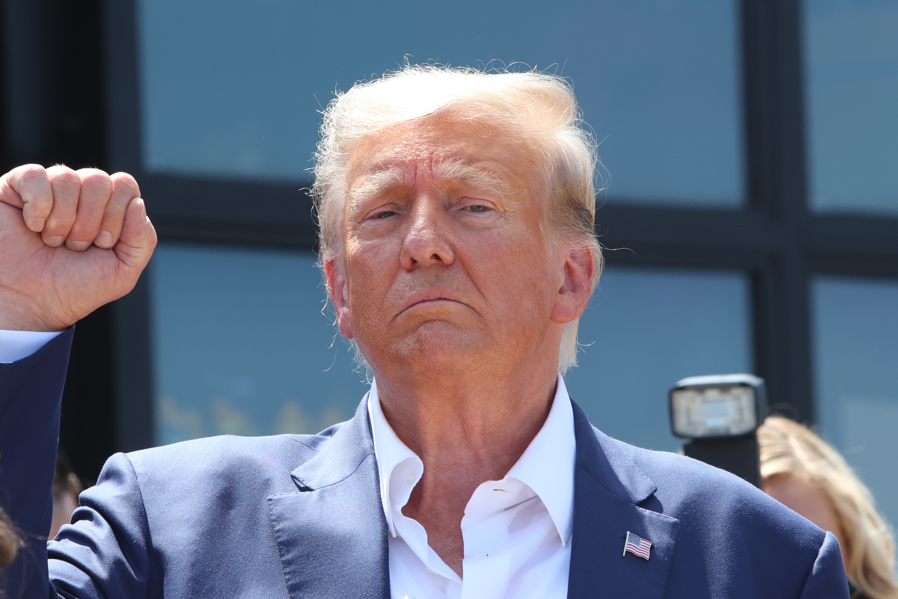 Letartóztatták Donald Trumpot: íme az egykori elnök börtönfotója
