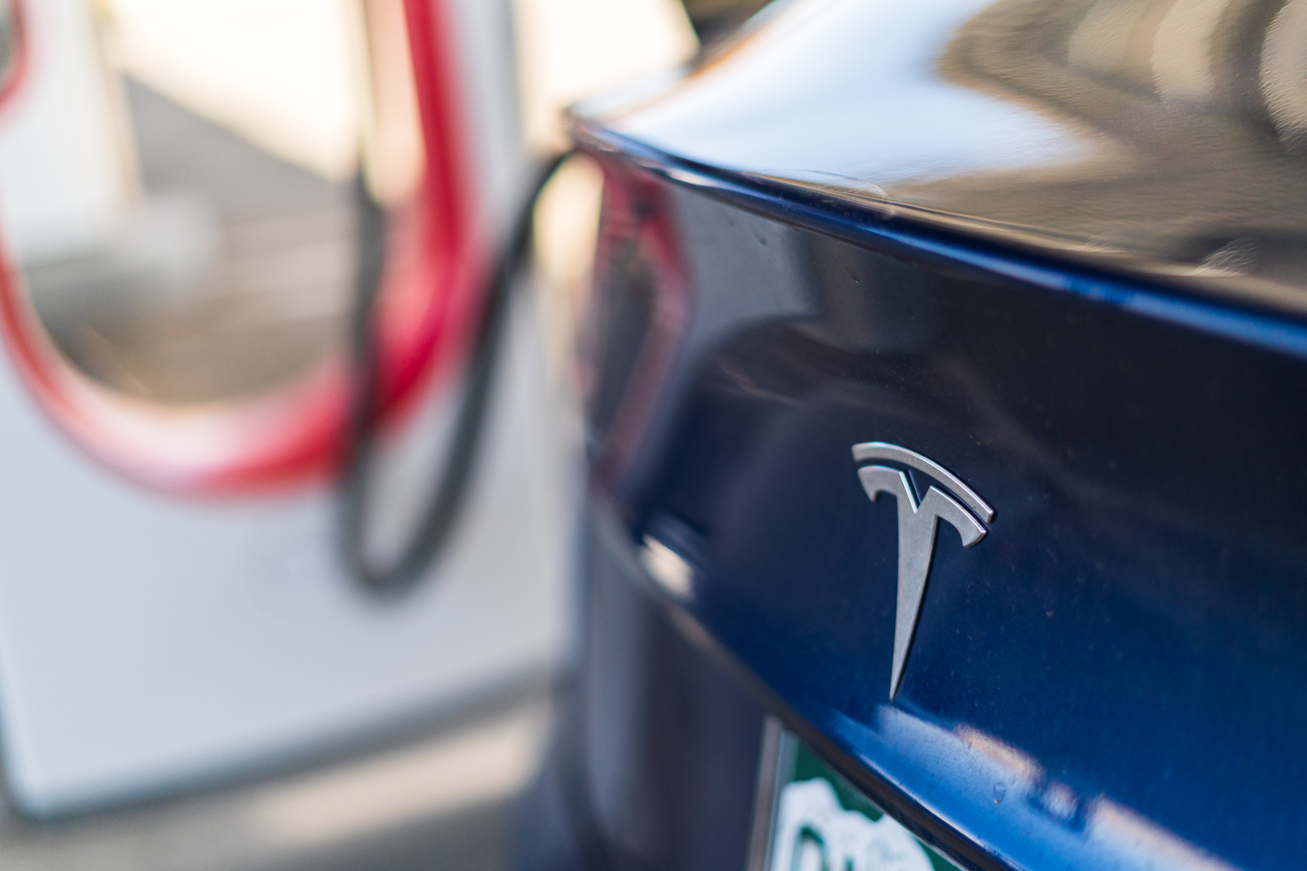 Igazi rombolás: medencén átrepülve rongyolt a házba egy Tesla  – fotók