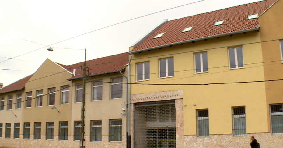 Fordulat: egyelőre mégsem vonják vissza a kilakoltatott soroksári gimi működési engedélyét