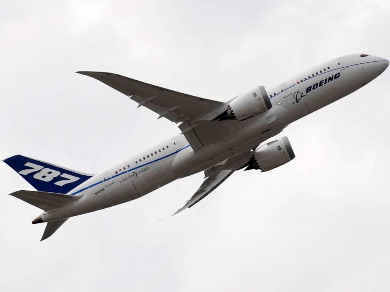 Boeing 787 Dreamliner 4 wznosi się