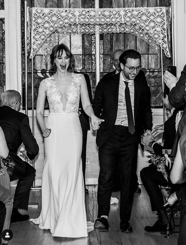 Óriási! Magyar menyasszonyi ruhában ment férjhez az Agymenők sztárja -  Glamour