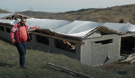 Sneg pre mesec dana srušio i krov na delu savremene štale