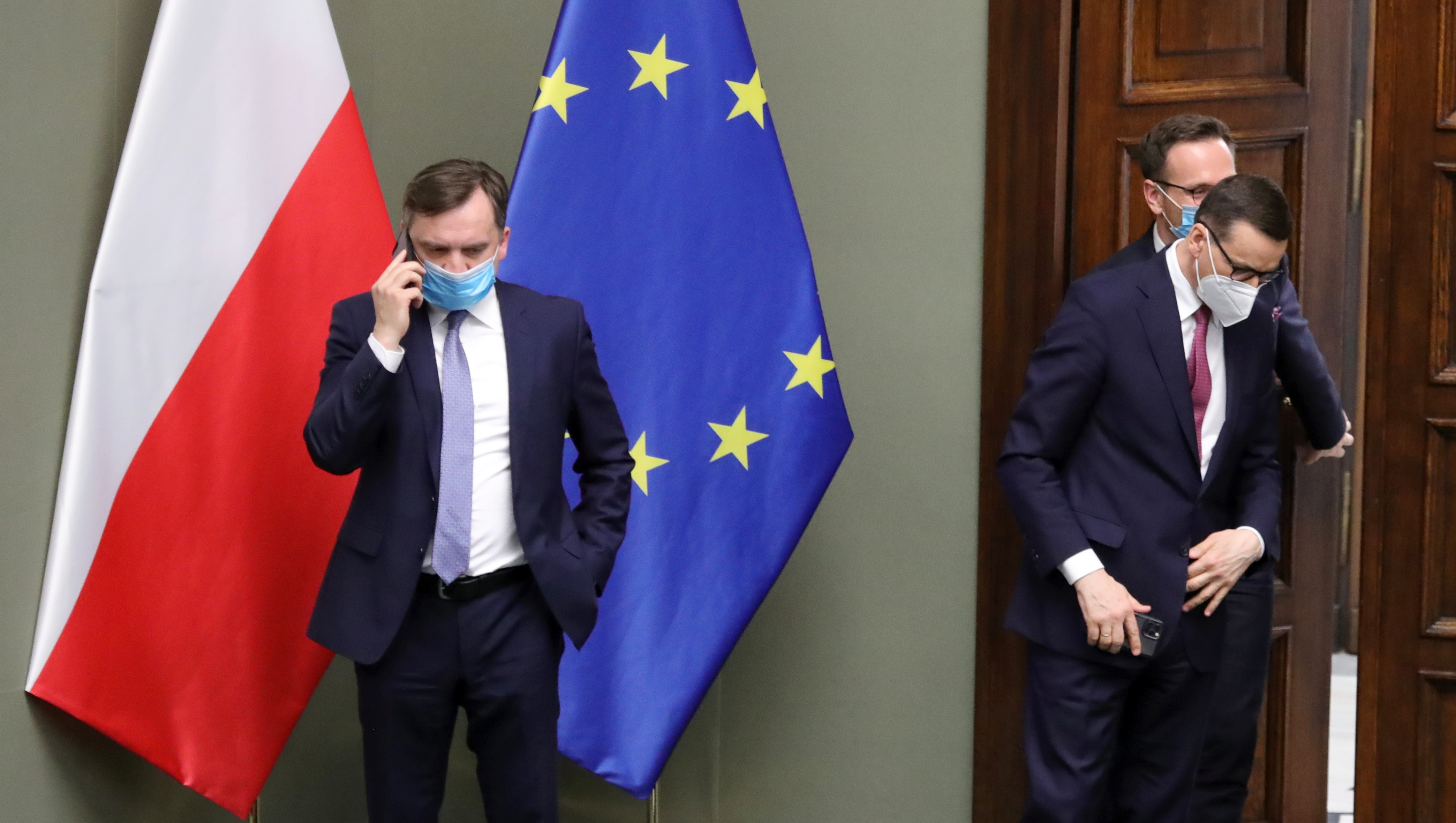 Zbigniew Ziobro i premier Mateusz Morawiecki w przerwie posiedzenia Sejmu, Warszawa, maj 2021 r.