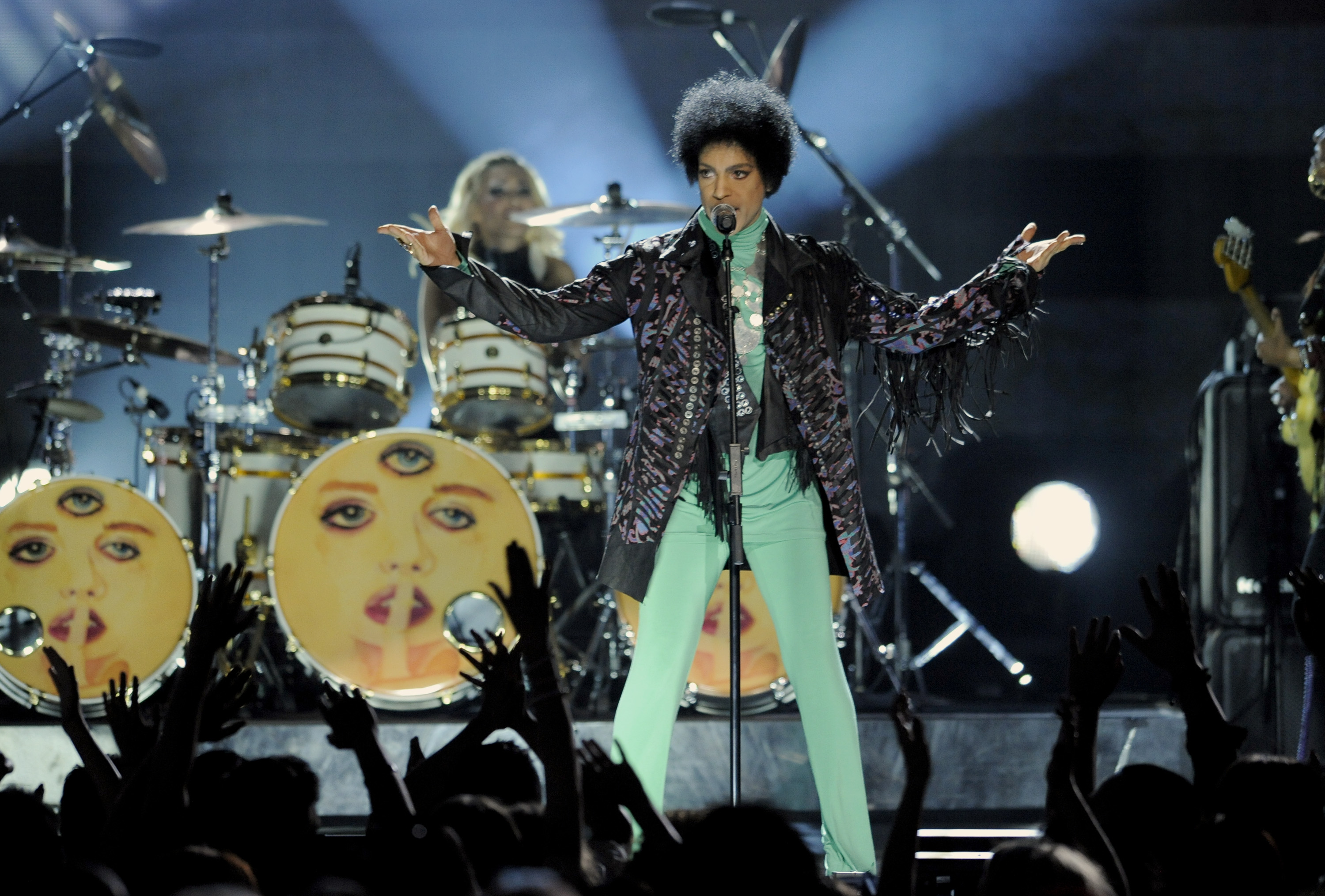 Największy aplauz publiczności zebranej w niedzielę w MGM Grand Garden Arena w Las Vegas wzbudziła jednak para weteranów muzycznego show-biznesu – Prince i Madonna.