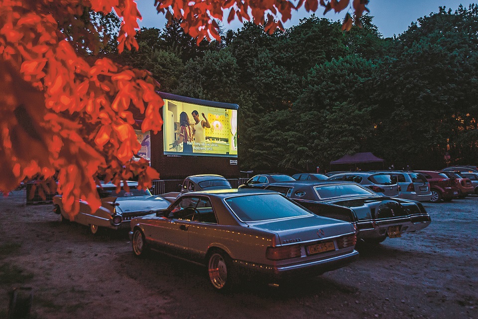 Kino plenerowe i samochodowe w Sopocie. Na ekranie „Green Book” w reżyserii Petera Farrelly'ego, 22 maja 2020 r.