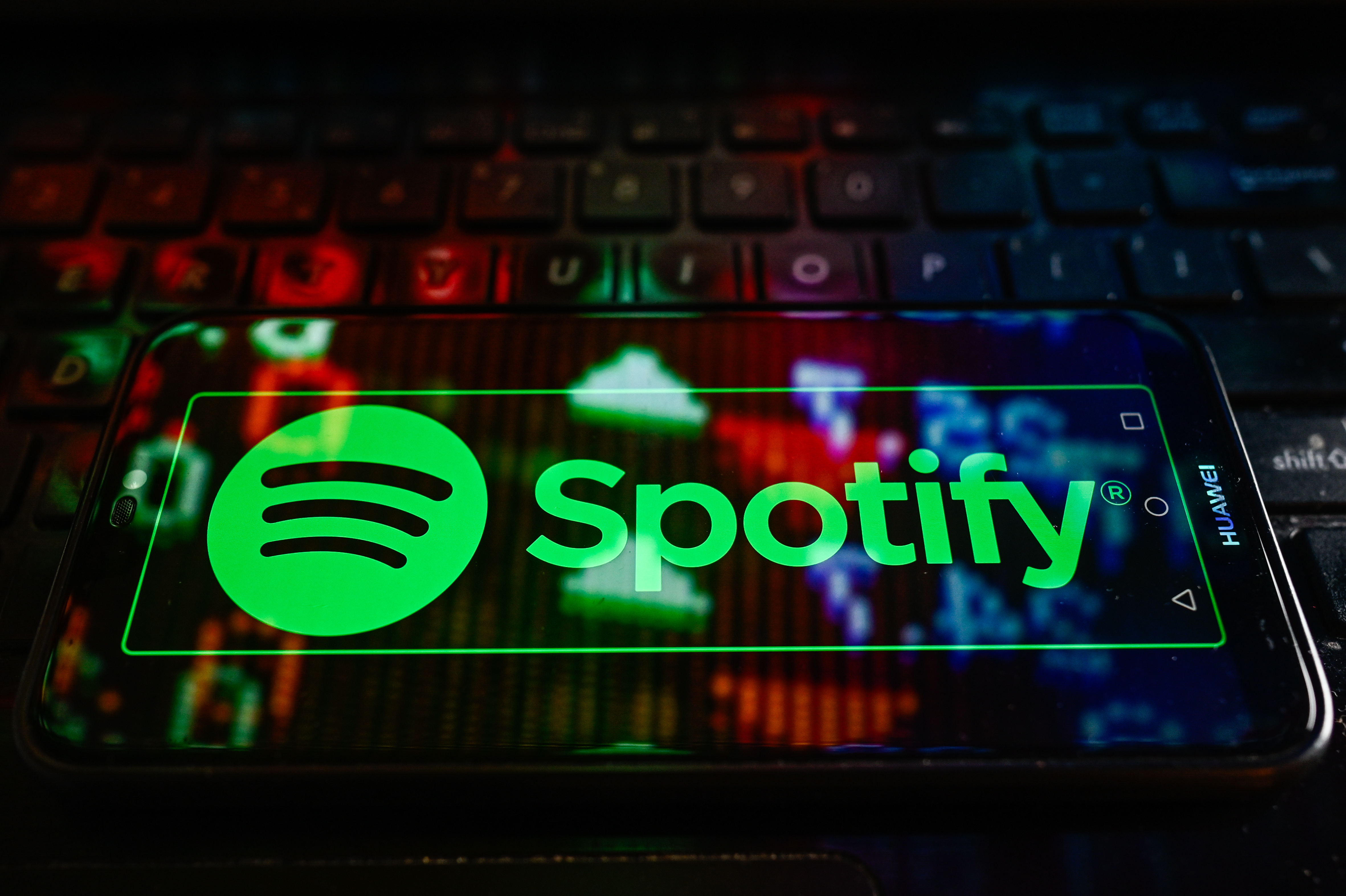 Bajban van a Spotify: óriási leépítés következik, a dolgozók 17 százalékát elküldik