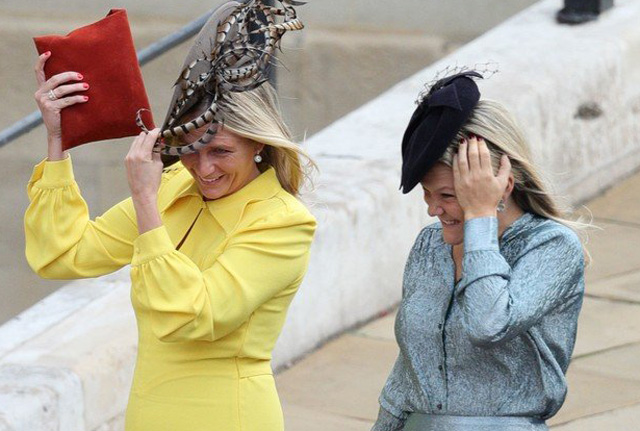Csak úgy repkednek a kalapok: Eugénia hercegnő esküvőjén minden vendég a  széllel küzd - Glamour