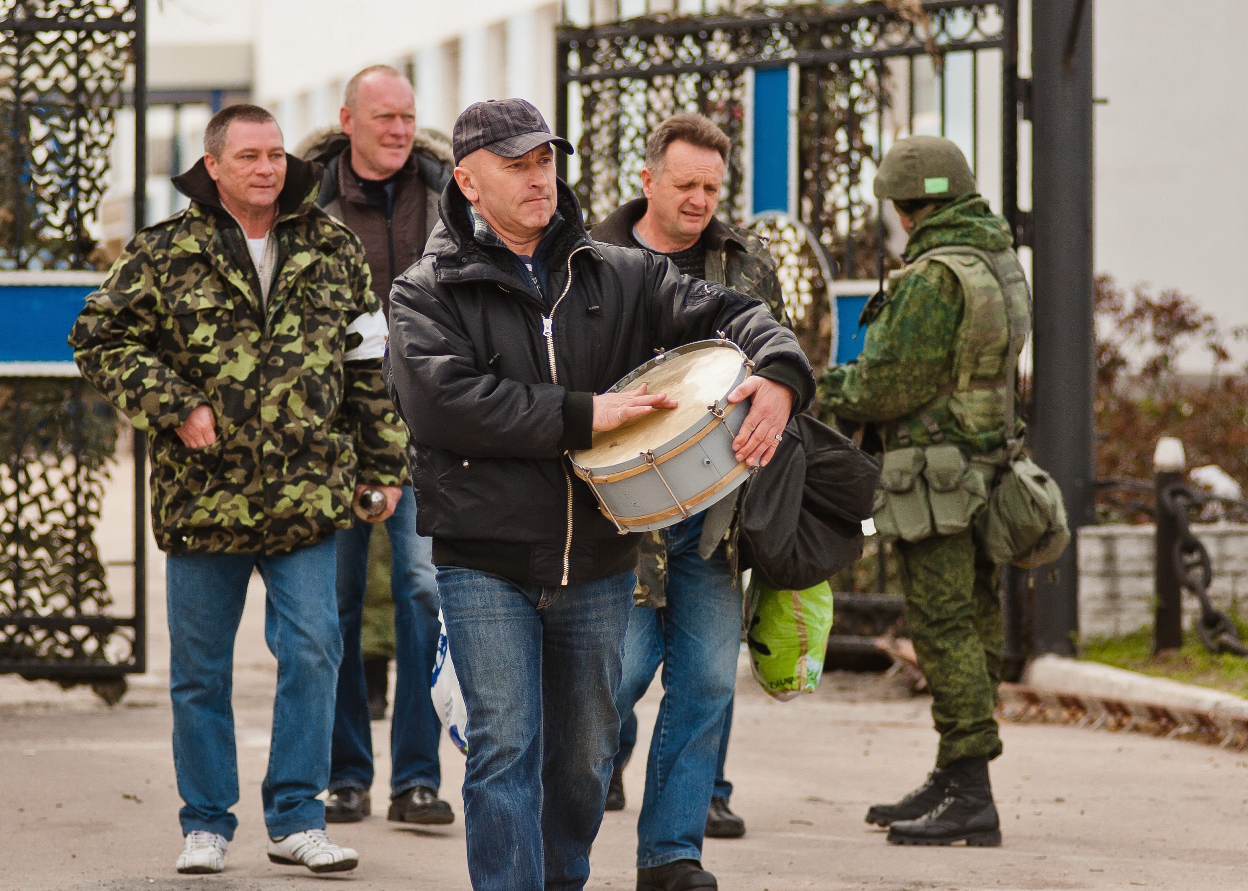 W Nowoozernym koło Eupatorii według rzecznika MON na Krymie Władysława Selezniowa, rosyjscy wojskowi wyrwali bramę za pomocą traktora i zajęli biuro przepustek. Wcześniej przewidywano, że do szturmu zostaną wykorzystane kobiety z dziećmi, która miały iść w pierwszym rzędzie. Tak było rano w Sewastopolu. „Samoobrona” Krymu wspierana przez miejscową ludność wtargnęła na teren ukraińskiej bazy. Wojskowi początkowo zabarykadowali się, a później ubrani po cywilnemu i bez broni opuścili jej teren.