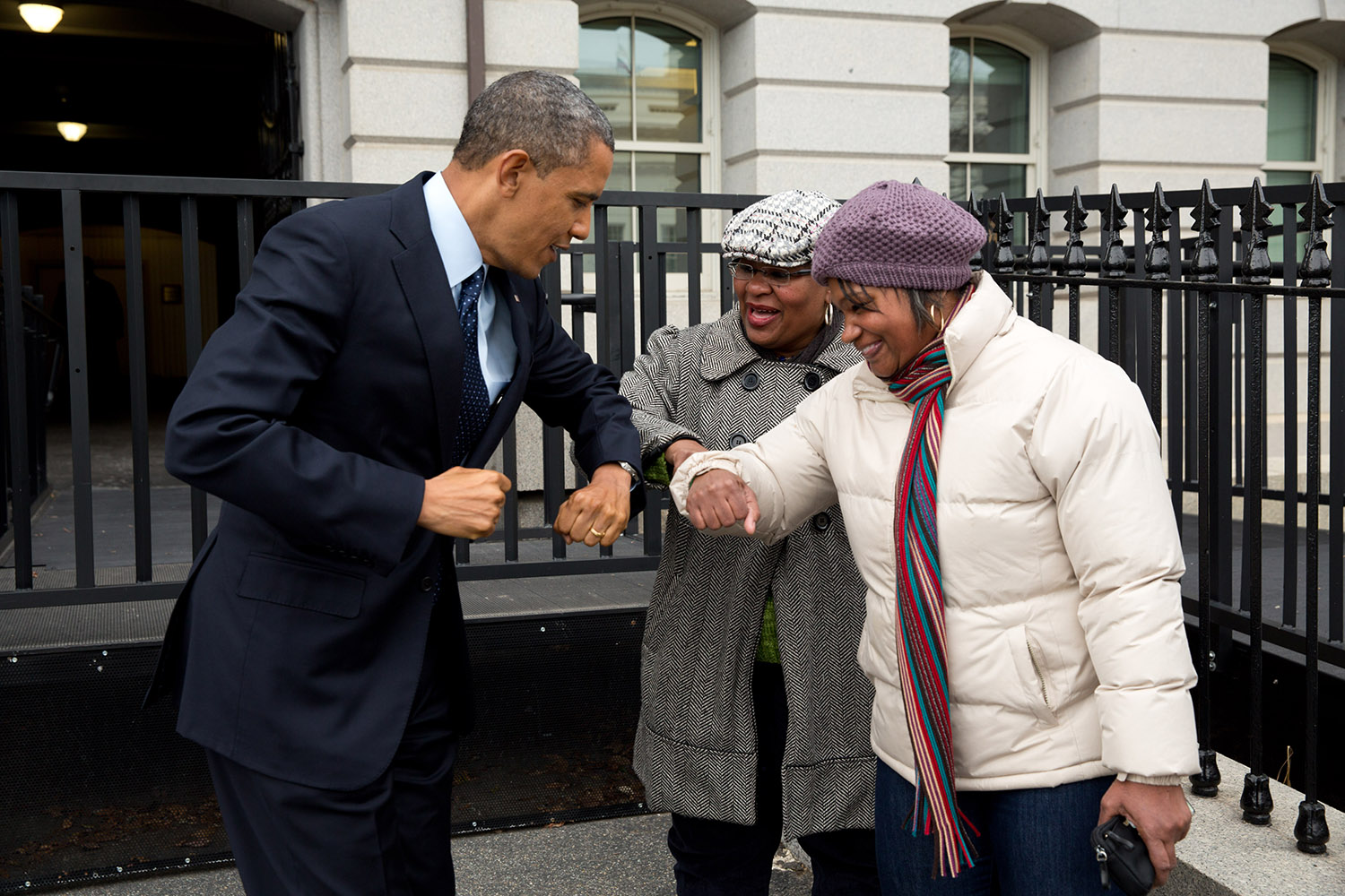 31 grudnia 2012 roku, okolice Białego Domu. Obama wita się w ten charakterystyczny sposób, ponieważ - jak wyjaśniał Pete Souza - dłonie miał świeżo posmarowane antybakteryjnym żelem
