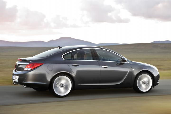 Opel insignia zadebiutuje jako sedan i 5-drzwiowy hatchback. Kombi dołączy później