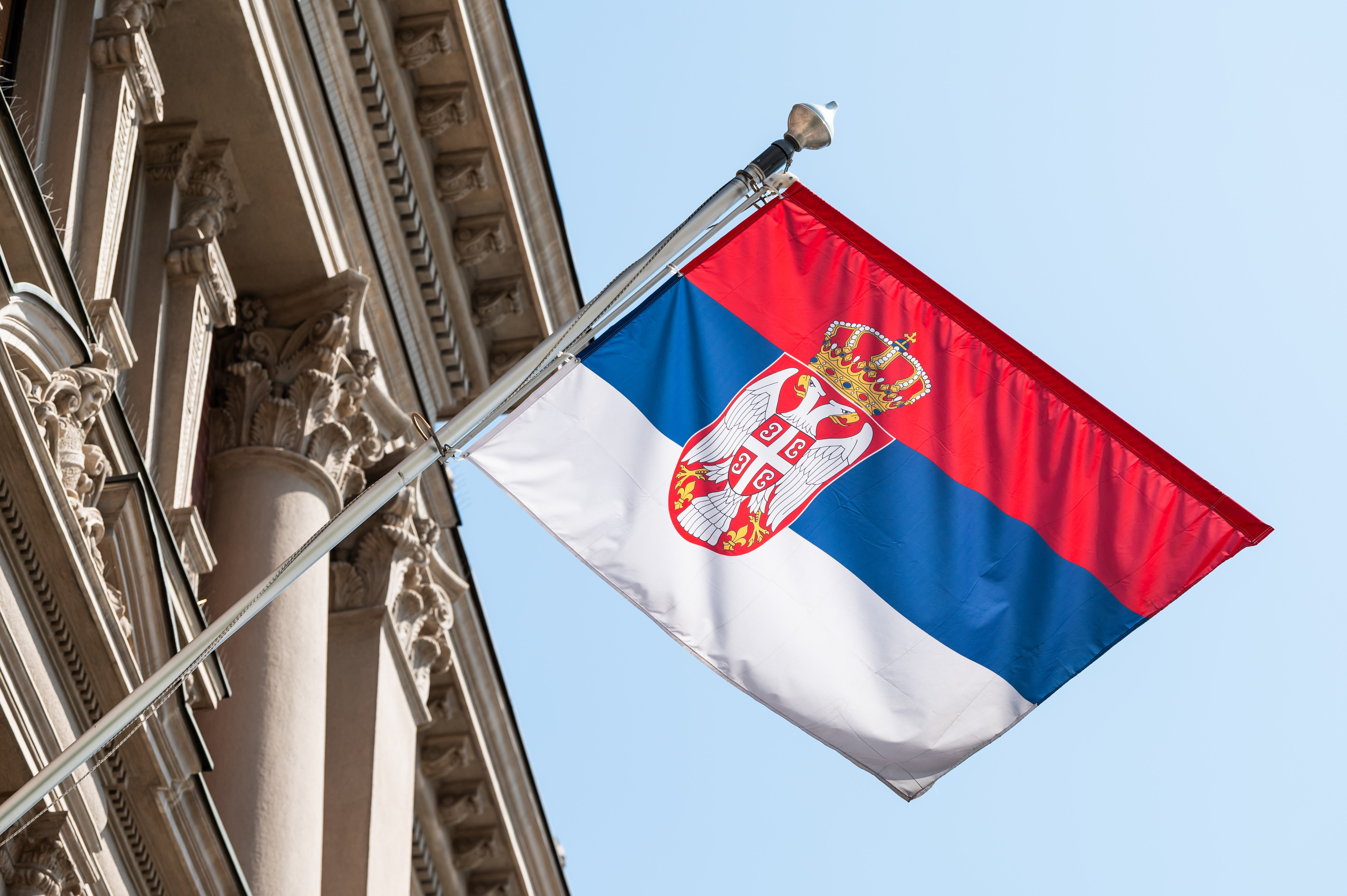 Erőszakos incidens zavarta meg a szerbiai választást: egy belgrádi férfit őrizetbe vettek