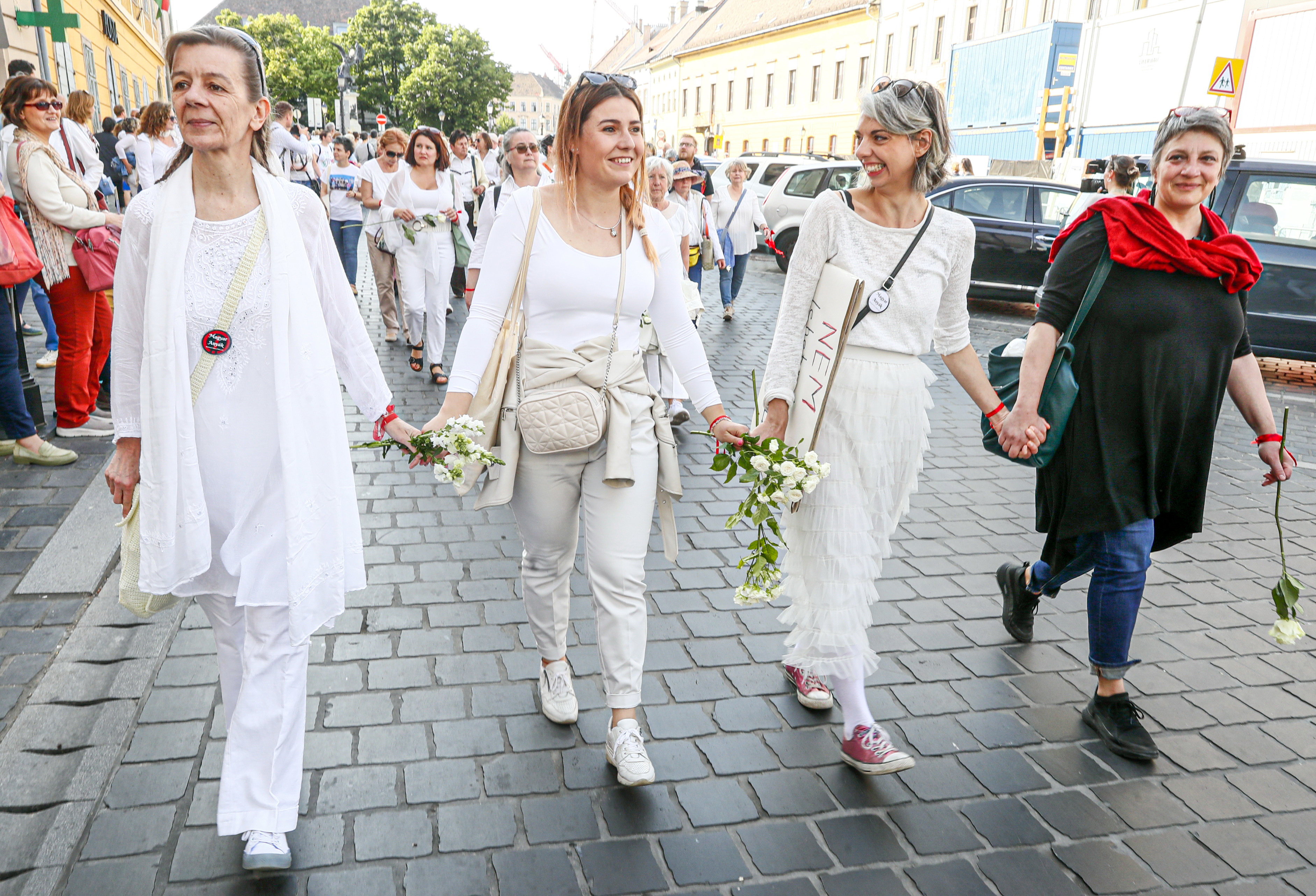 Egyre nő a tömeg a Karmelitánál: dühös anyák tiltakoznak a gyerekeikért – videó, galéria
