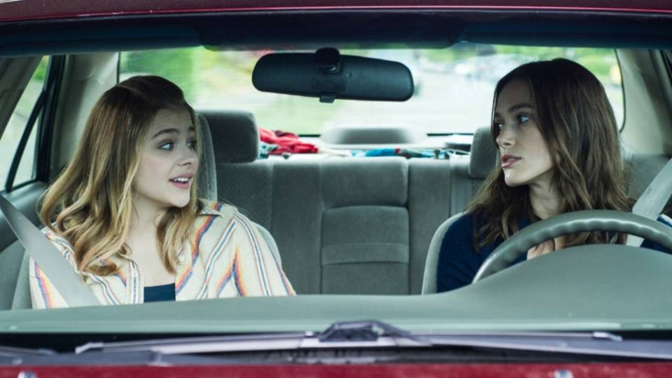 Megan udaje że wyjeżdża w podróż biznesową, a naprawdę postanawia zamieszkać ze swoją 16-letnią siostrą Anniką (w tej roli Chloë Grace Moretz). Wkrótce poznaje także jej samotnego ojca (Sam Rockwell)