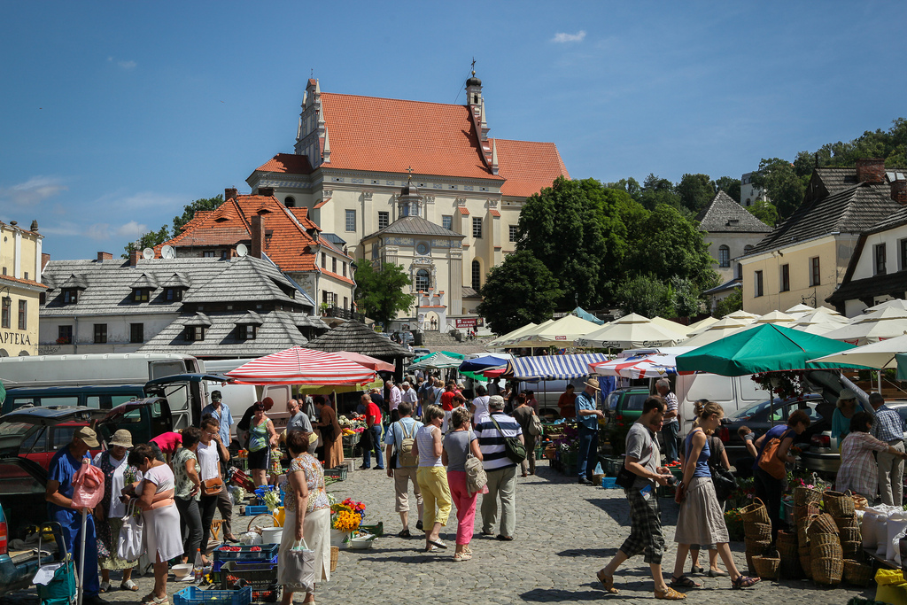 Malowniczy rynek to pośrednia zasługa króla Władysława Jagiełły, który w 1406 roku dokonał lokacji miasta na prawie magdeburskim. Wówczas to wytyczono rynek, ulice, wyznaczono działki pod zabudowę. Co ciekawe, północną stronę kazimierzowskiego rynku pozostawiono bez zabudowy, dzięki czemu do dziś mamy wspaniały widok wprost z rynku na farę i zamek