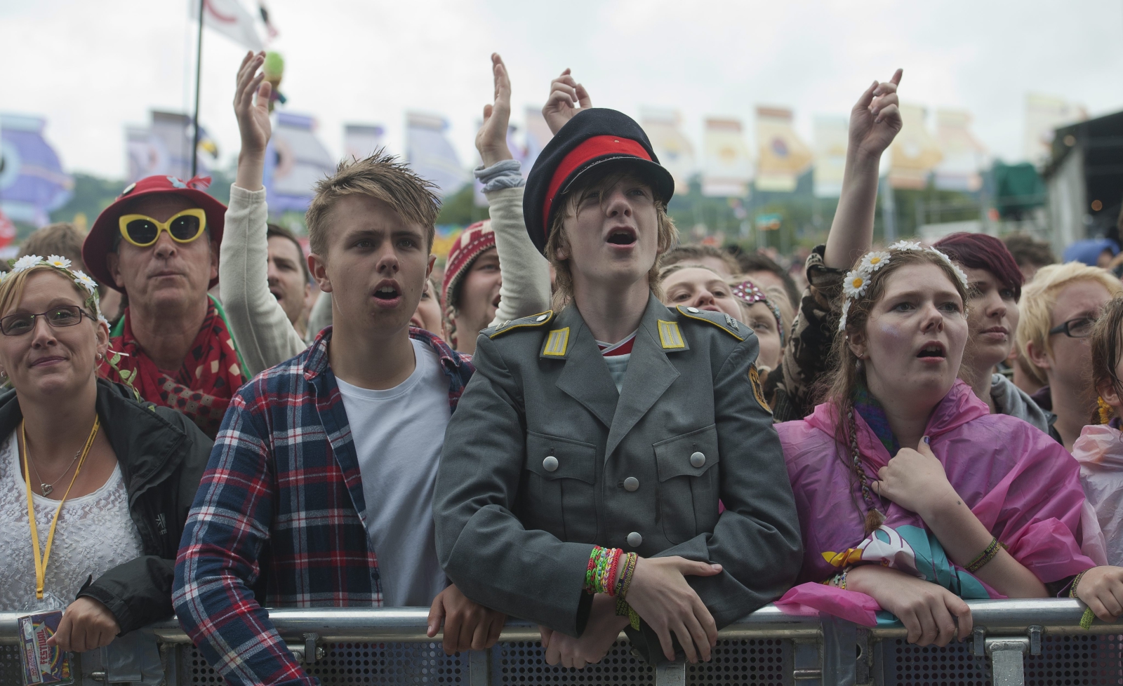 Fani na koncercie Kaiser Chiefs podczas Glastonbury Festival 2014
