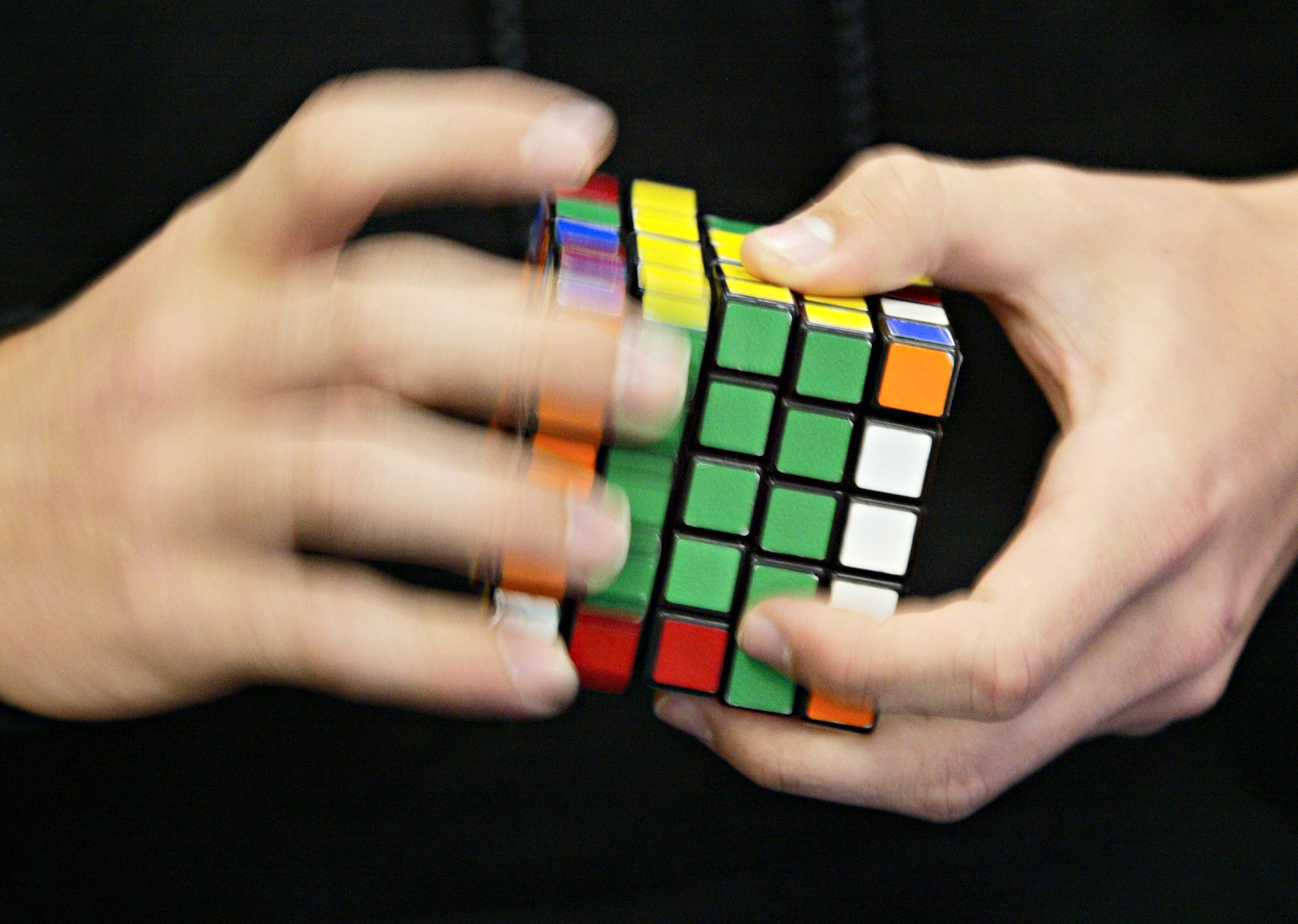 Íme a Rubik-kocka, ami saját magát rakja ki – videó - Blikk