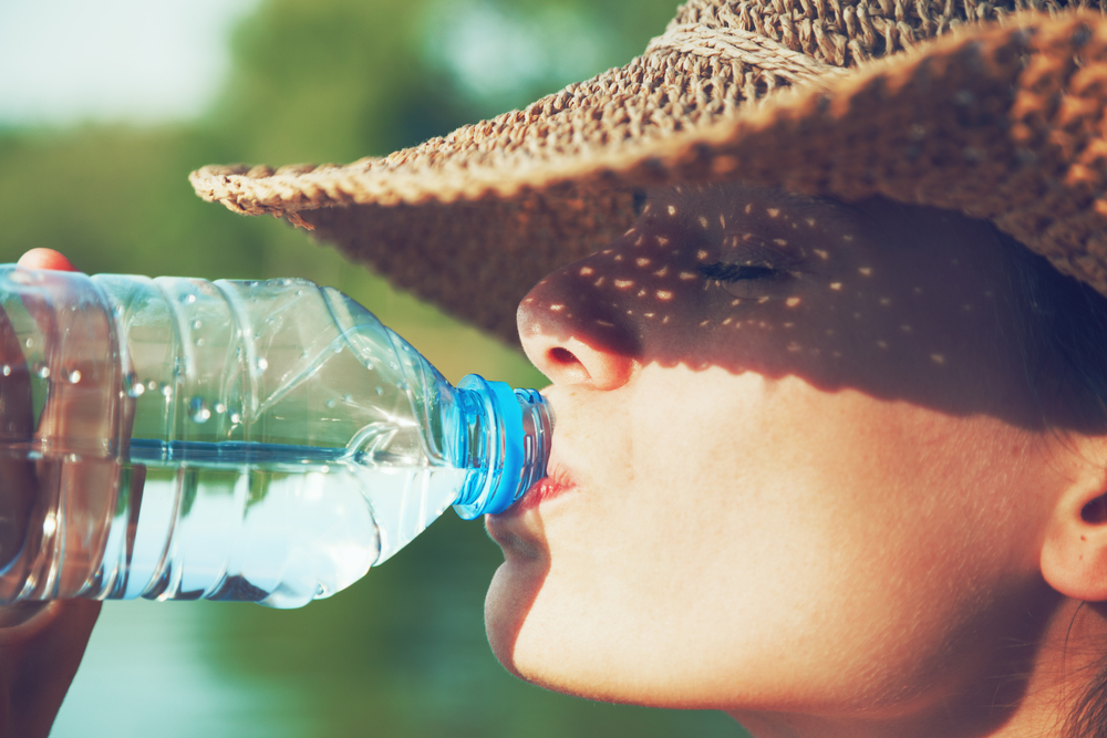 Létezik olyan, hogy túl sok vizet iszunk? Mennyi az ideális napi  vízbevitel? | EgészségKalauz