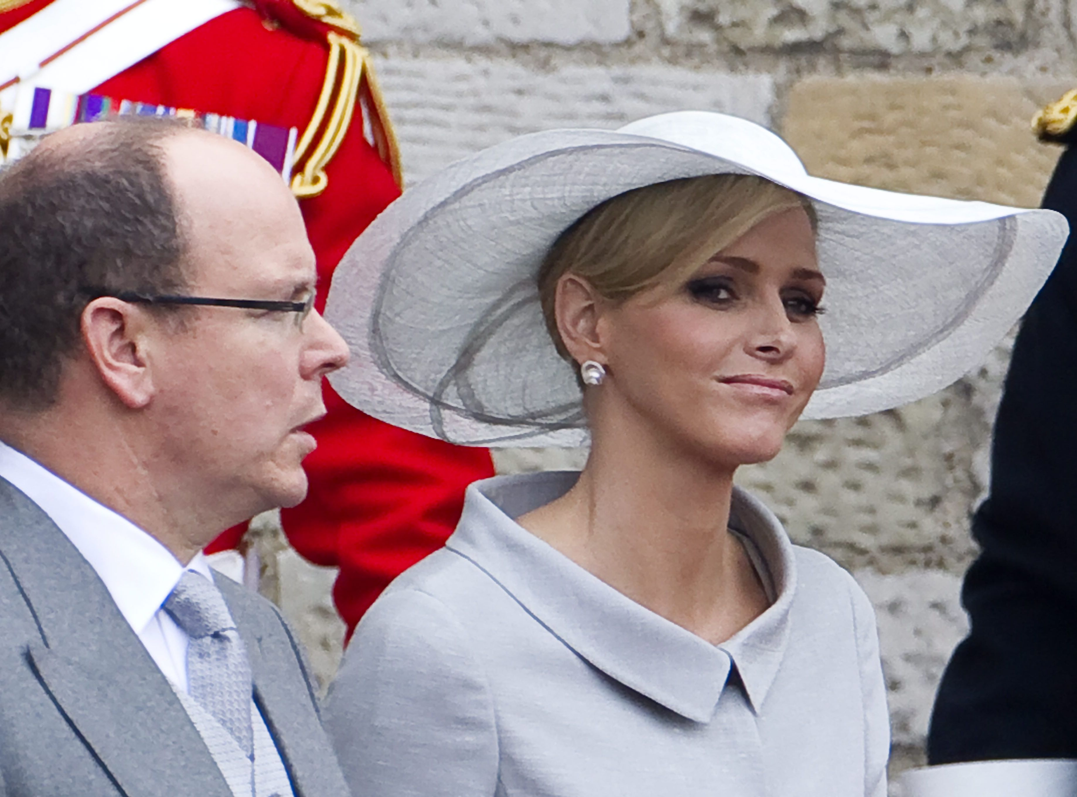Narzeczona księcia Monako Charlene Wittstock wybrała jasnoszary kapelusz z dużym rondem